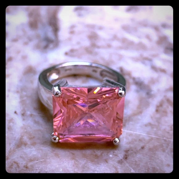 Jewelry - Silver ring with pink stone